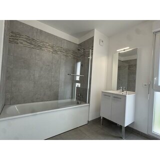 <img src="salle-de-bain-rives-de-seine.jpg" alt="Appartement T3 neuf Les Rives de Seine  Elbeuf  salle de bain moderne avec baignoire"> <figcaption>Salle de bain moderne et fonctionnelle dun appartement T3 du programme Les Rives de Seine  Elbeuf.</fig