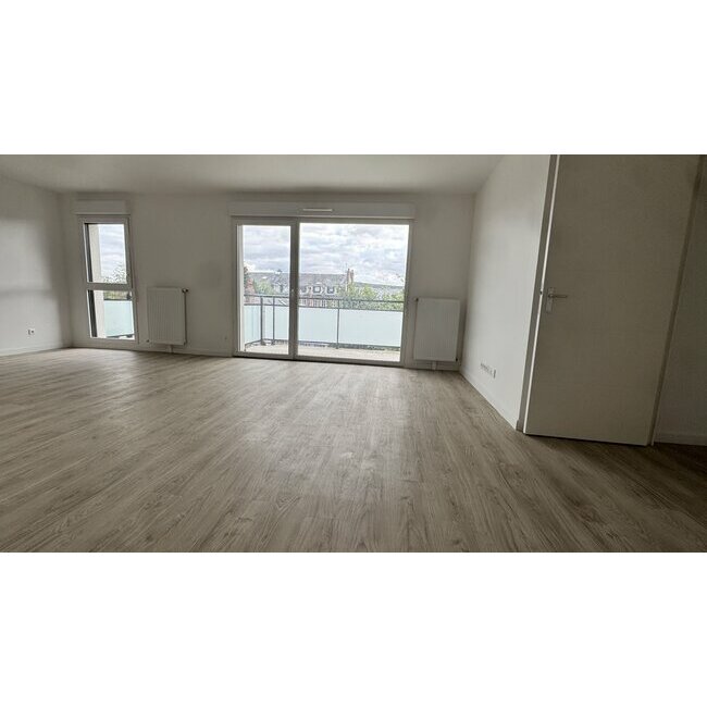 <img src="sejour-appartement-elbeuf.jpg" alt="Appartement T3 neuf Les Rives de Seine  Elbeuf  sjour lumineux avec balcon"> <figcaption>Sjour lumineux dun appartement T3 neuf du programme Les Rives de Seine  Elbeuf, avec accs direct au balcon.</figc