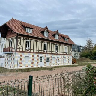Fa�ade authentique d�un programme immobilier en d�ficit foncier � Touques, proche Deauville